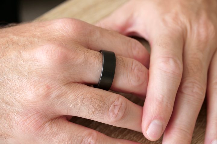A person wearing the Ultrahuman Air ring.