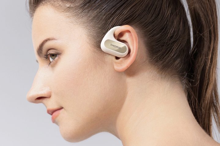 Woman wearing 1More Fit SE S30.