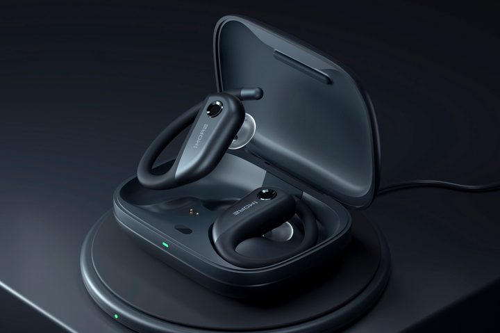 1More Fit with wirelessly-charging case.