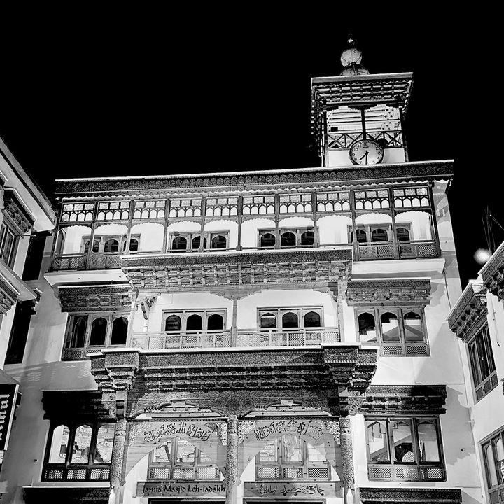 Monochrome night sample by iPhone 14 Pro.