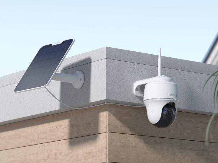 Reolink 4K Solar Camera with 6W solar panel connected