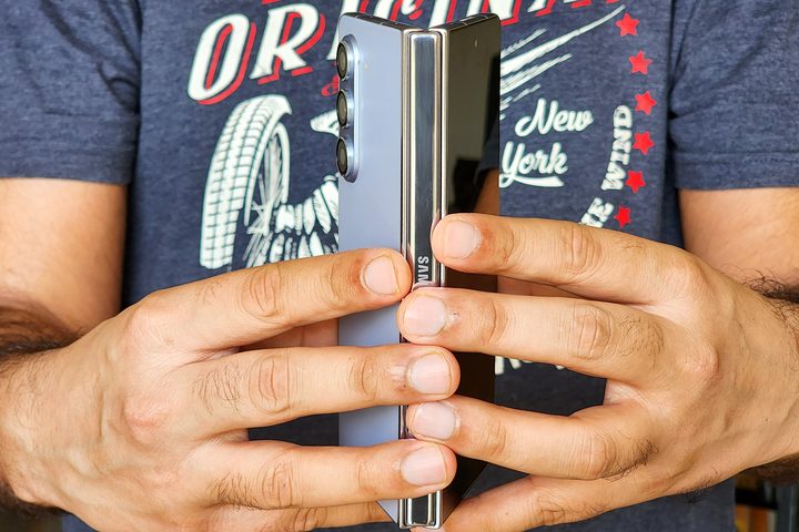 Samsung Galaxy Z Fold 5 opening mechanism.