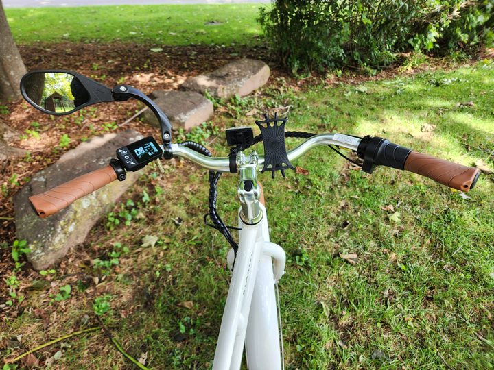 The Priority E-Coast handlebars are uncluttered, even with optional mirror and phone mount.