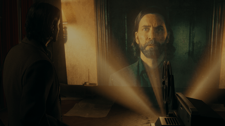 A projector shows Alan Wake's face in Alan Wake 2.