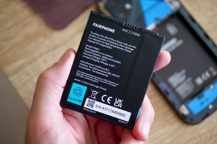 A person holding the Fairphone 5's battery.