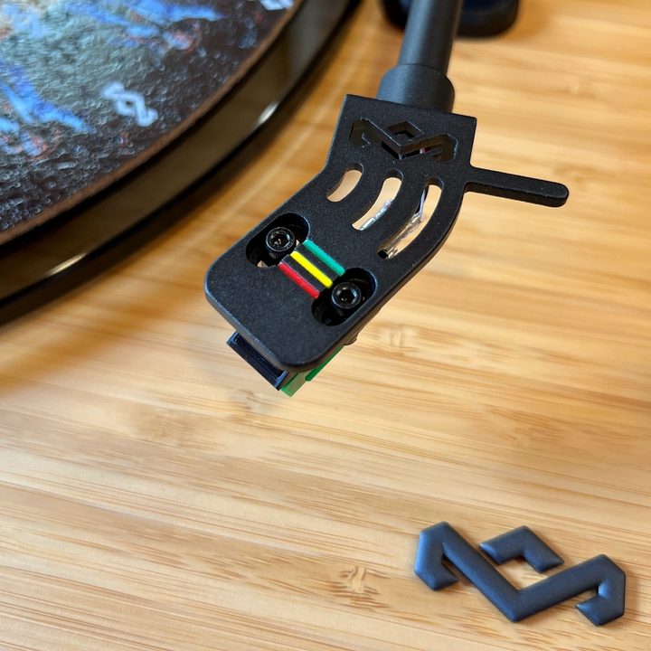 The headshell of the House of Marley Stir It Up Lux Bluetooth turntable.