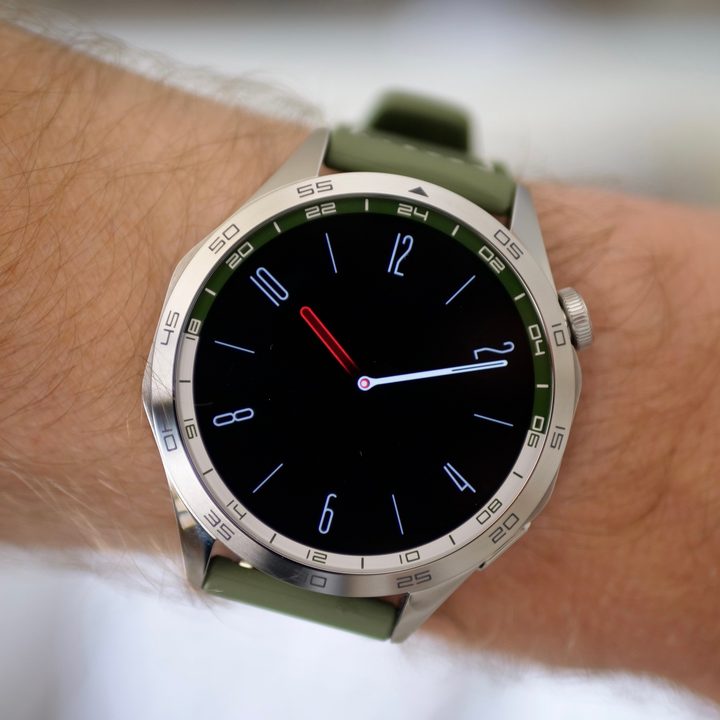 The standard ambient display on the Huawei Watch GT 4.