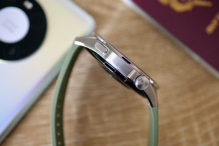 Brushed stainless steel on the Huawei Watch GT 4.