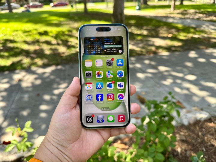 A green iPhone 15 home screen.