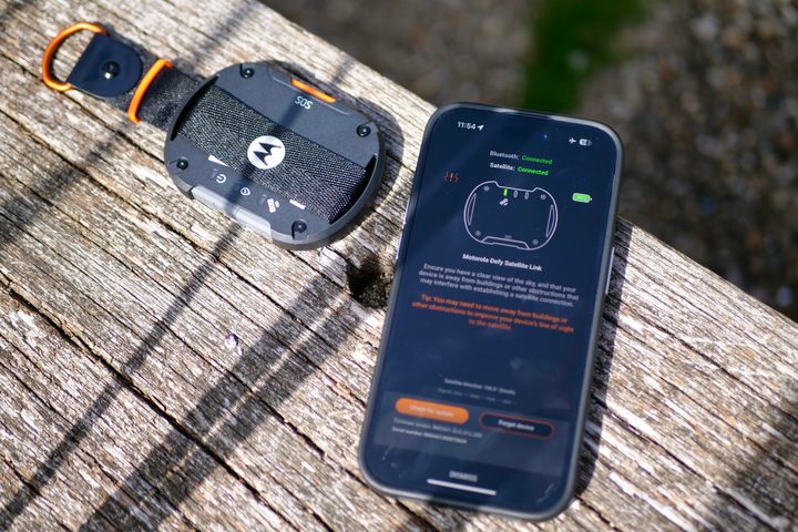 The Motorola Defy connected to the Bullitt Satellite Messenger app.