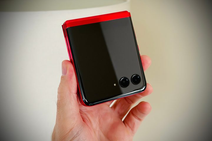 The Motorola Razr Plus doesn't have an always-on display that can be permanently active.