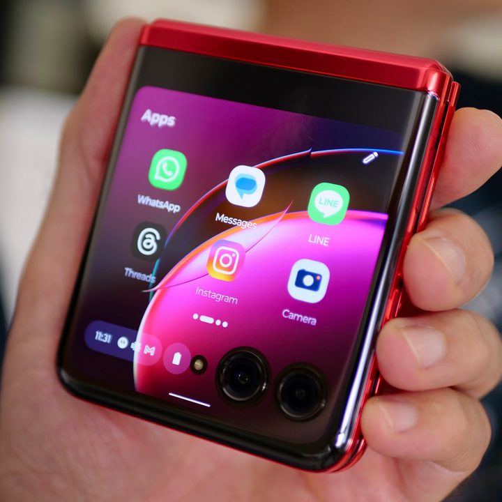 Apps on the Motorola Razr Plus.