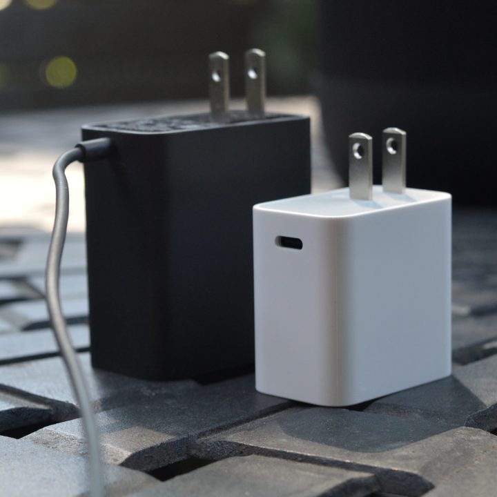 Sonos Move charging adapter in black and Move 2 in white.