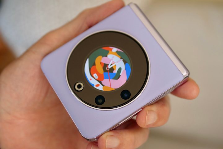The cameras on the Tecno Phantom V Flip.
