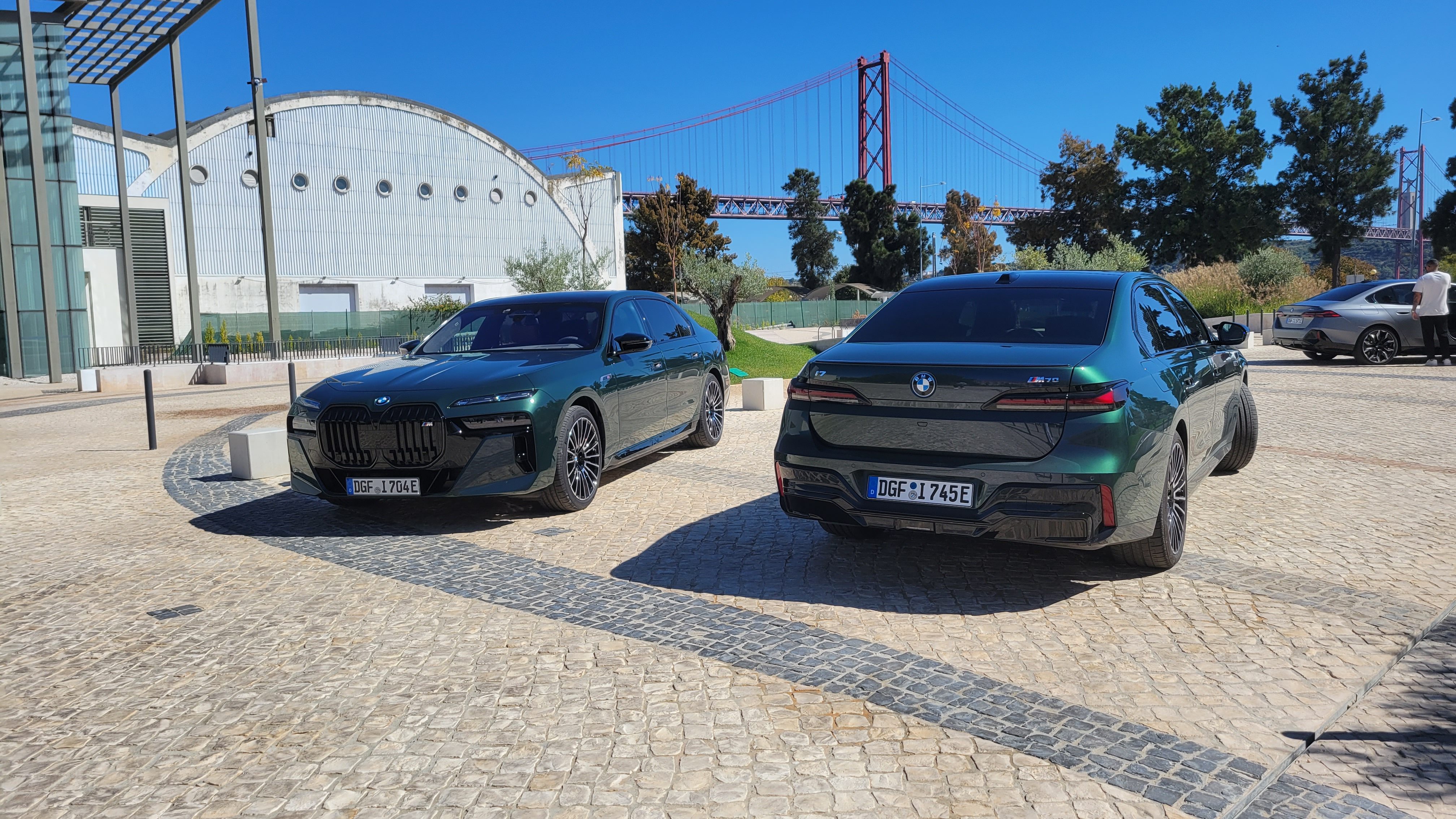 BMW i7 M70 front and back view