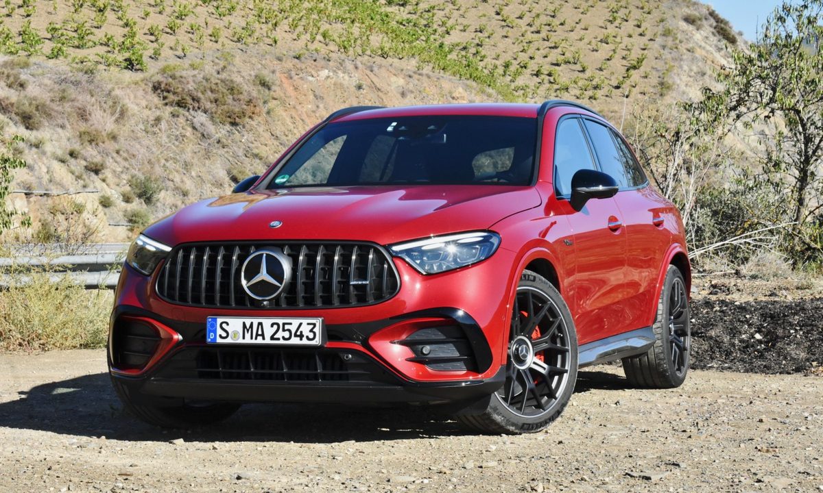 Front three quarter view of the 2025 Mercedes-AMG GLC63 S E Performance.