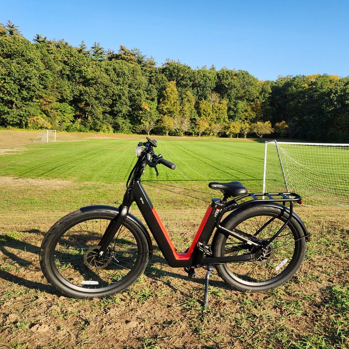 NIU BQi-C3 Pro left side with a soccer practice field in the background.