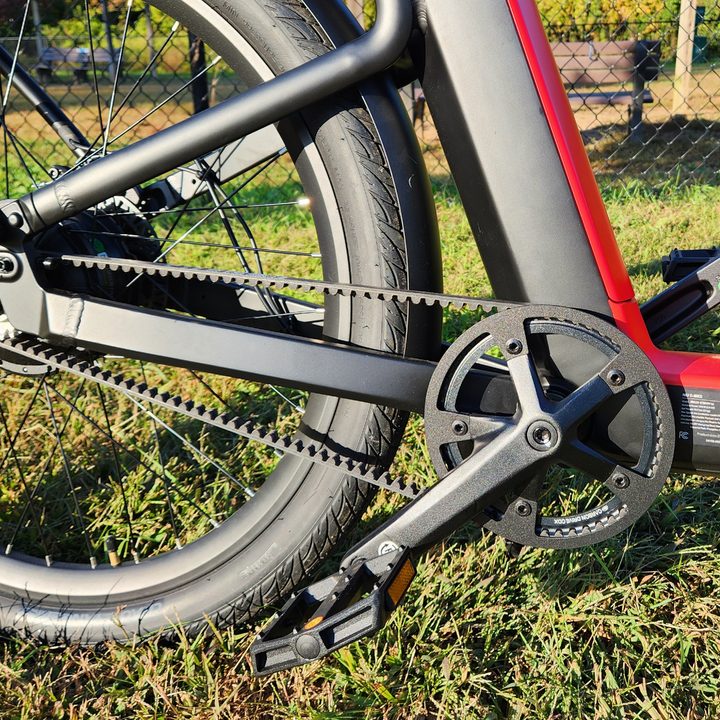 The NIU BQi-C3 Pro's Gates Carbon Drive belt is quieter, cleaner, longer-lasting, and needs little maintenance compared to metal chain belts.
