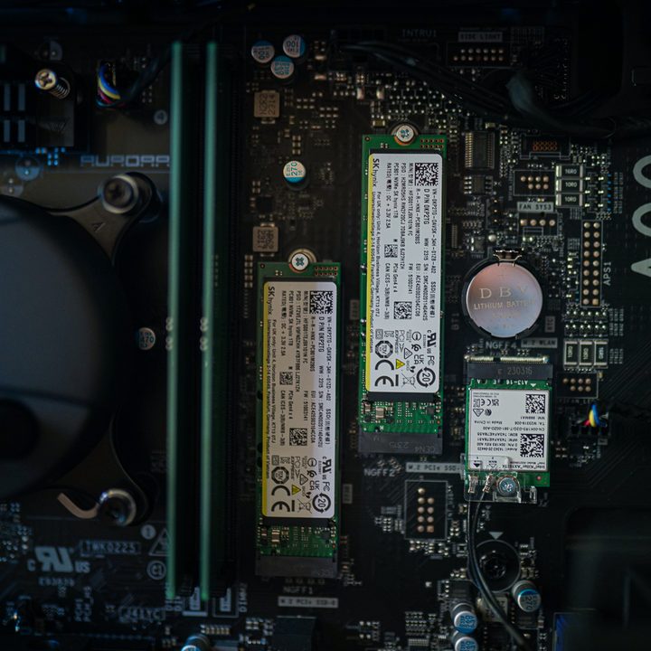 Memory, M.2 storage, Wi-Fi and other internal components of the Alienware Aurora R16.