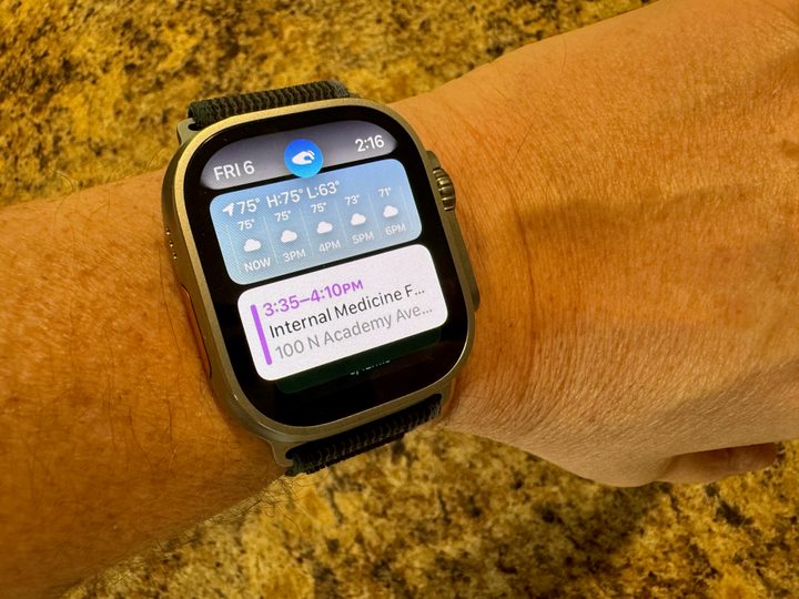 An Apple Watch Ultra 2 showing a Double Tap icon.