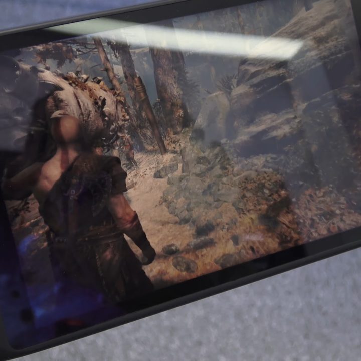 Emdoor's gaming handheld with an Intel CPU and GPU inside.