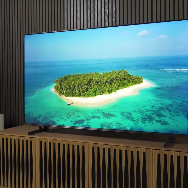 A small, tree-covered island encircled by vibrant turquoise waters shows on a Hisense U7K.