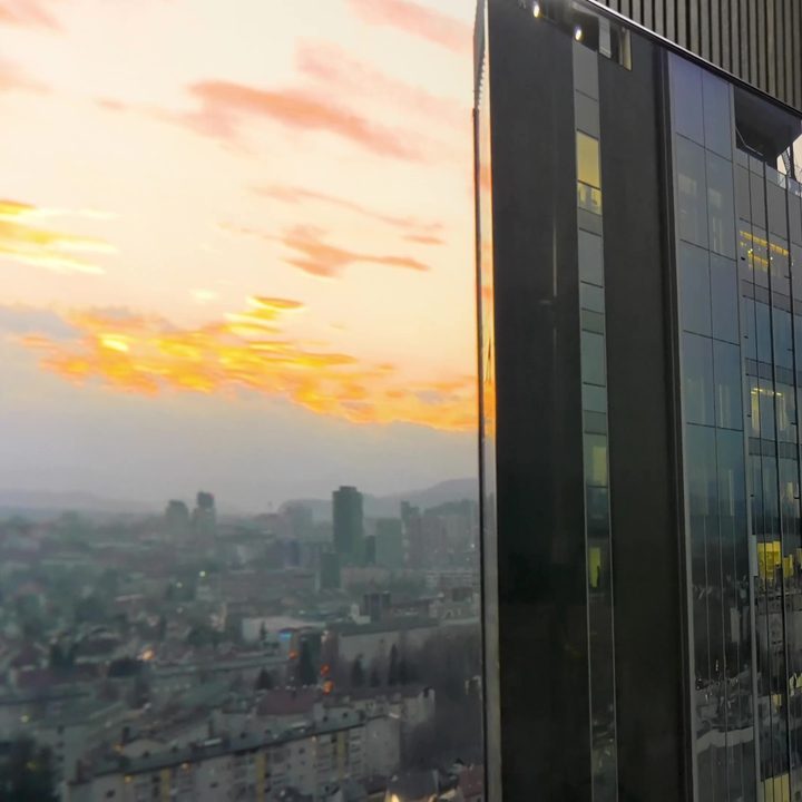 A city skyline at sunset shown on a Hisense U7K.