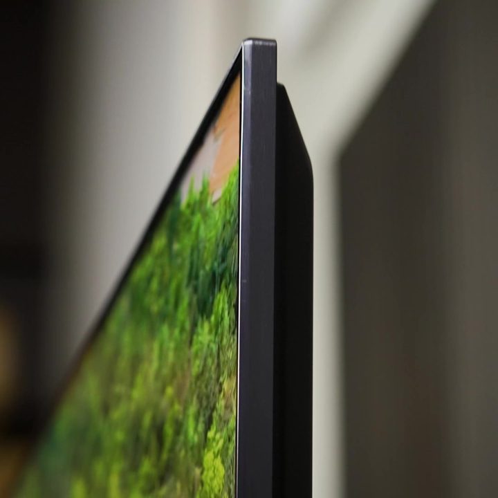 The top right corner of a Hisense U7K showing the thickness and bezel.