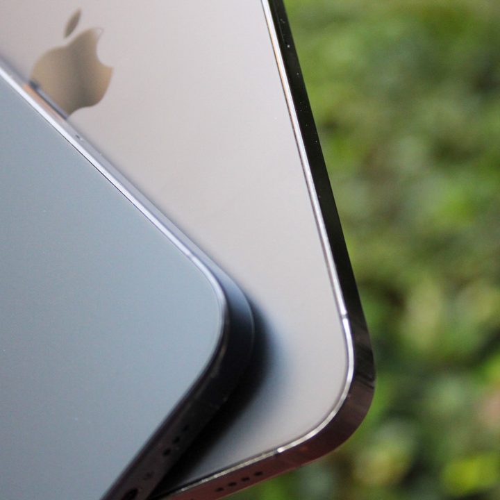 iPhone 15 Pro and iPhone 14 Pro Max edges.