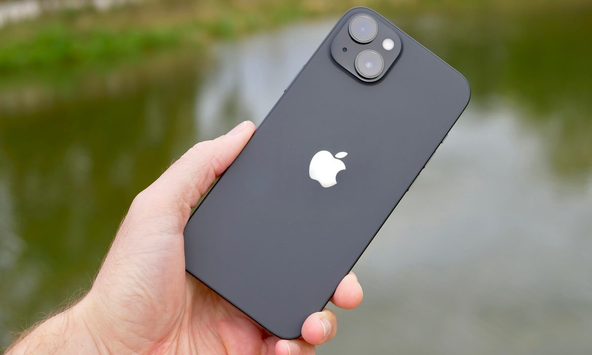 A person holding the Apple iPhone 15 Plus.