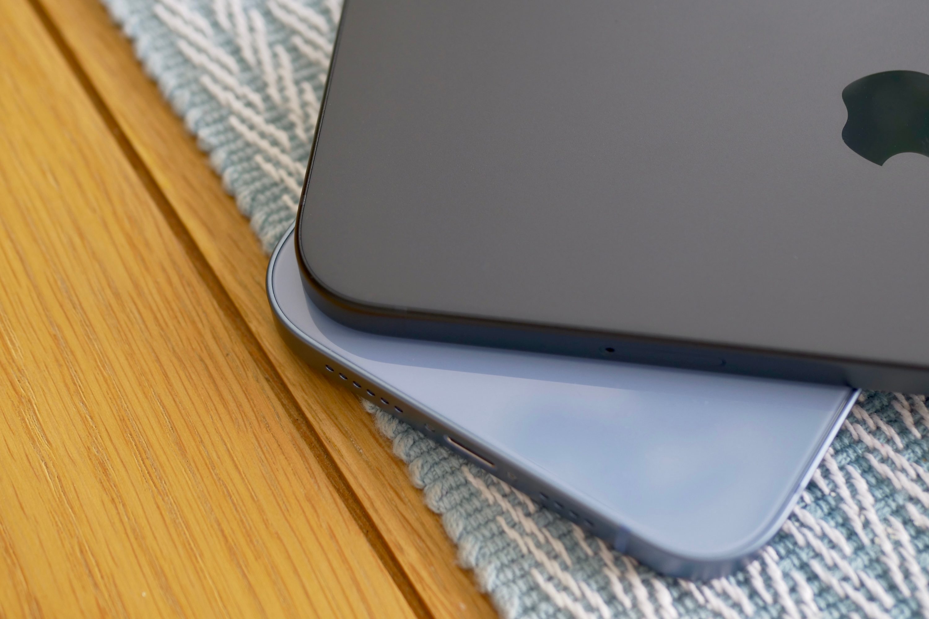 The difference between the shape of the iPhone 15 Plus's edge and the iPhone 14 Plus.
