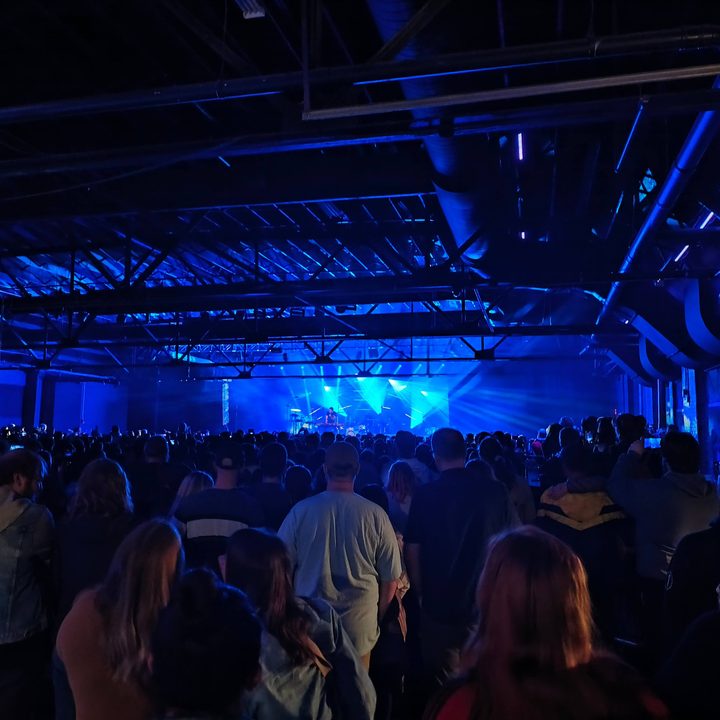 Photo of a dimly-lit concert with blue lights, taken with the Motorola Edge (2023).