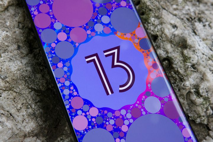 Android 13 logo on the Motorola Edge (2023).