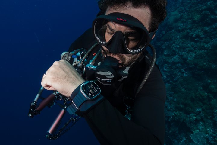 A person using the Oceanic+ app and an Apple Watch Ultra.