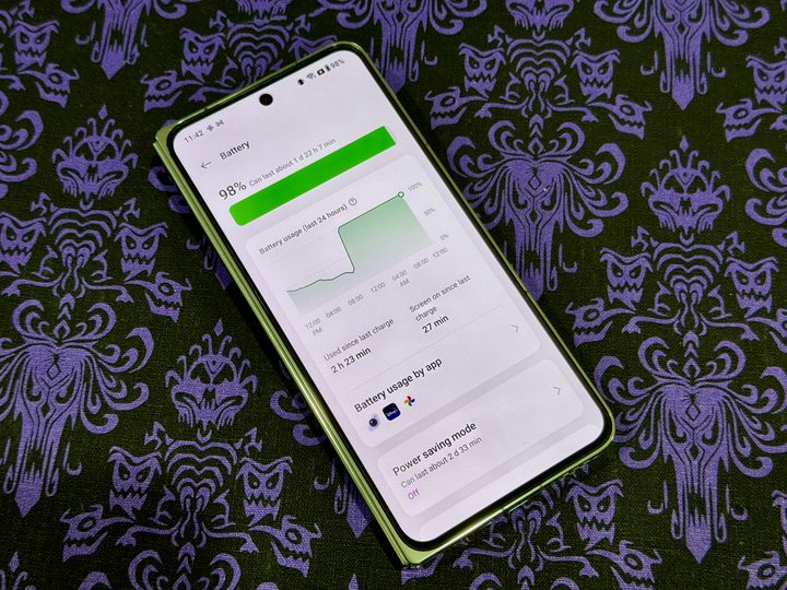 OnePlus Open in Emerald Dusk showing Battery status on cover display.