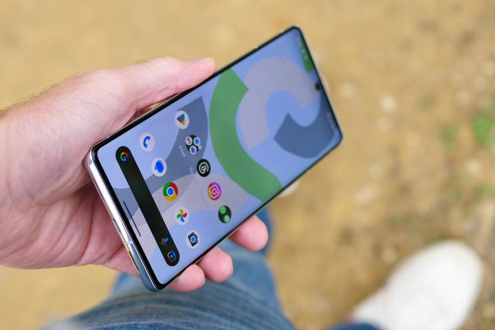A person holding the Google Pixel 7 Pro, showing the screen.