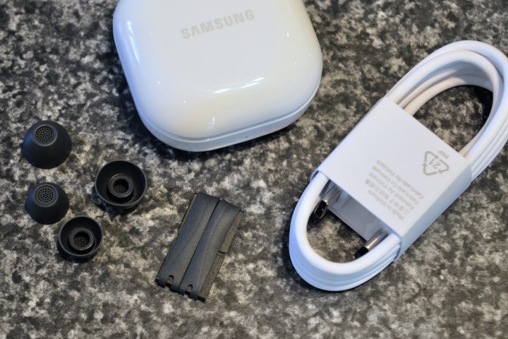 Samsung Galaxy Buds FE: included accessories.