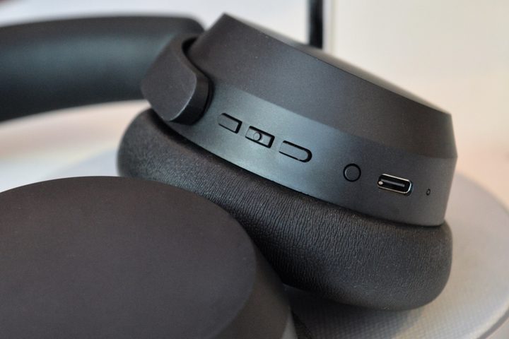 Sennheiser Accentum Wireless headphones: controls.