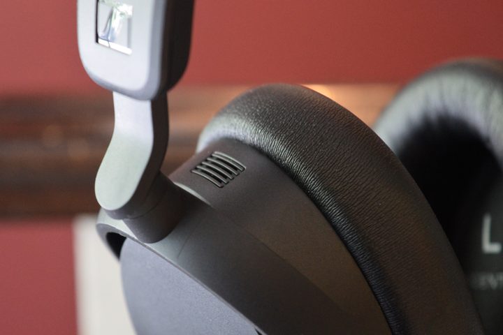 Sennheiser Accentum Wireless headphones: external joint/yolk close-up.