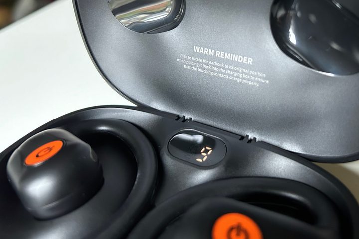 Interior of the Sivga S01 charging case showing reminder for contacts.