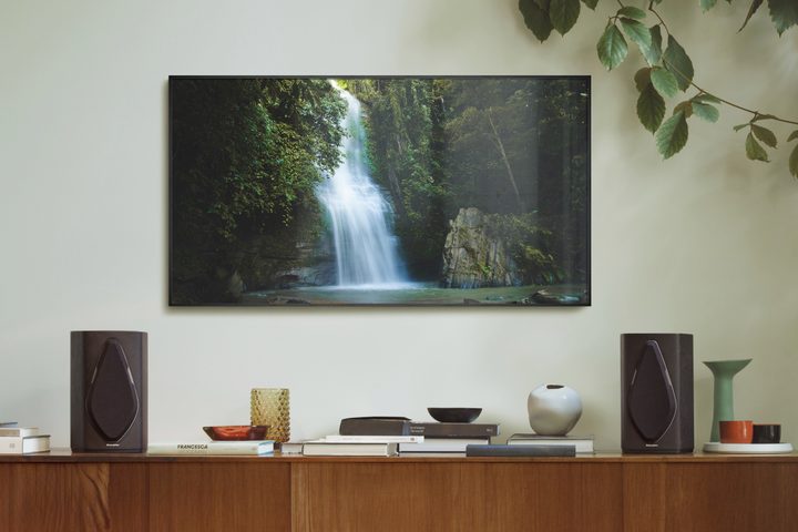 The Sonus Faber Duetto wireless speakers in black.