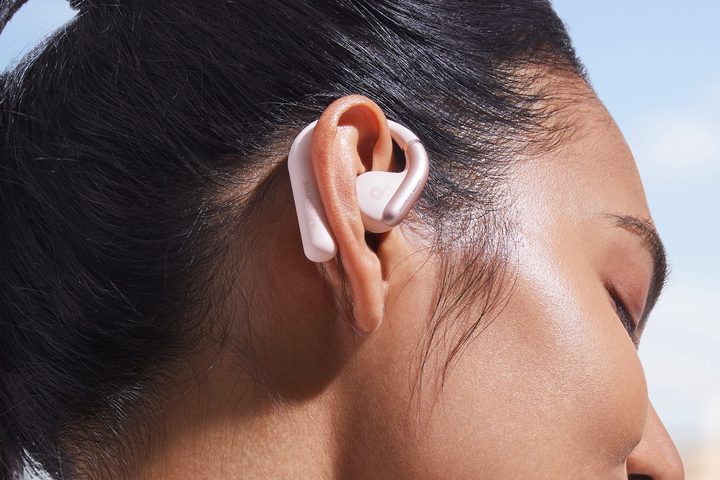 Woman wearing the Soundcore AeroFit in Soft Pink.