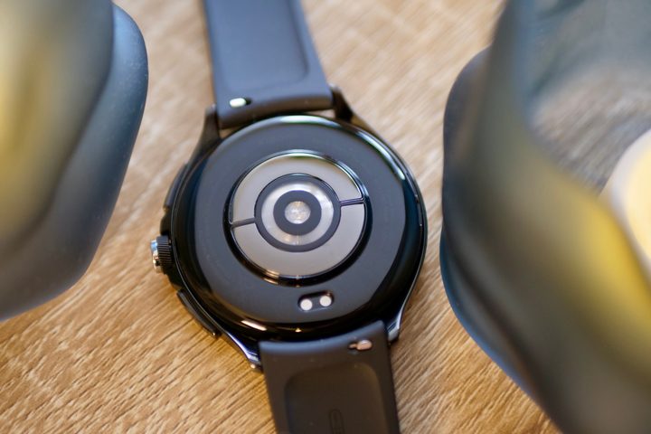 The Xiaomi Watch 2 Pro's case back and sensor.