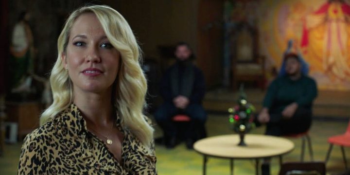 Anna Camp welcomes a new member to a group session in Creepshow