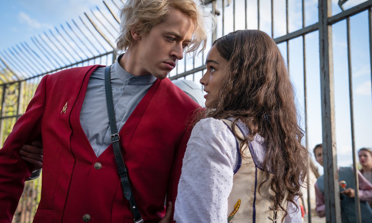 Coriolanus Snow and Lucy Gray stand near a fence in The Hunger Games: The Ballad of Songbirds & Snakes.