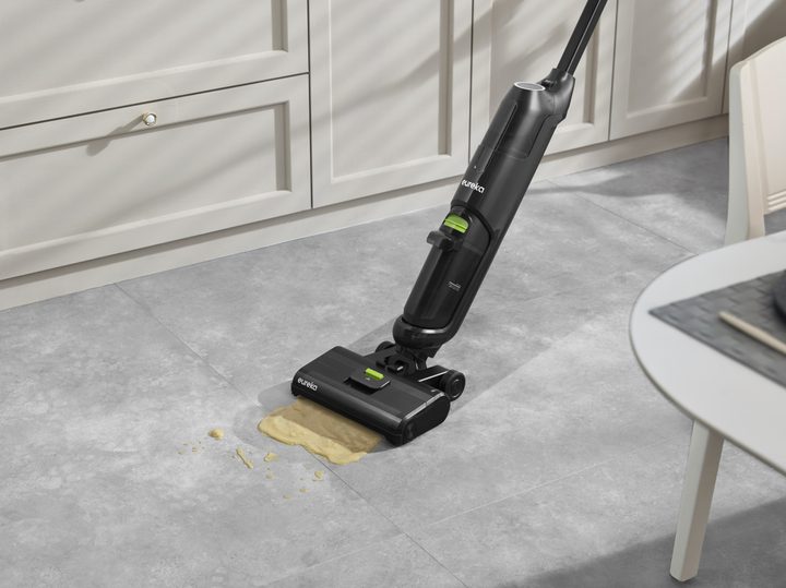 Eureka NEW400 cleaning spill in kitchen