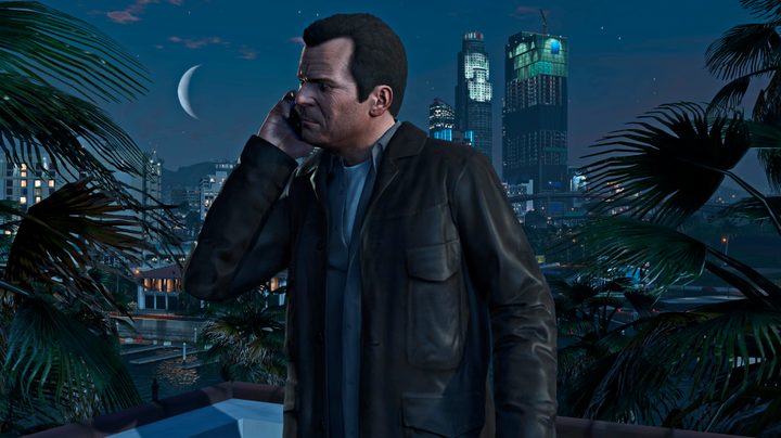 Michael on the phone in Grand Theft Auto 5.
