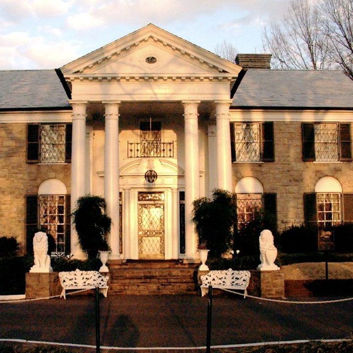 Frontal view of Elvis' house at Graceland.