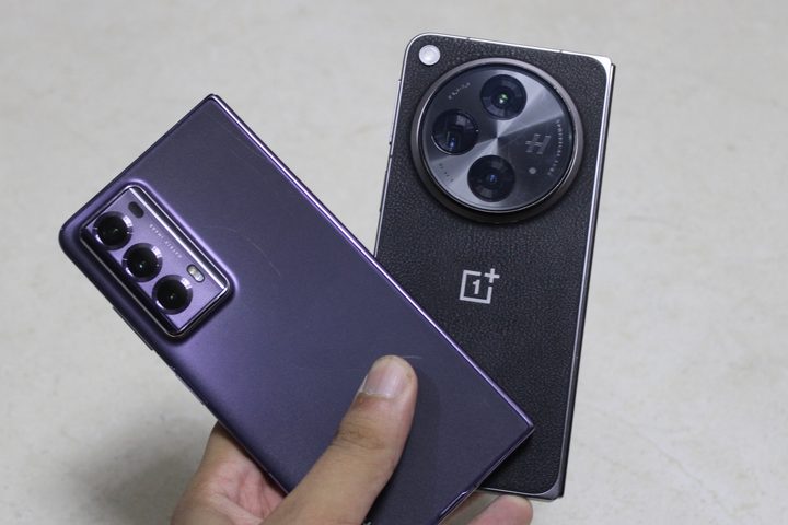 Honor Magic V2 and OnePlus Open in hand.