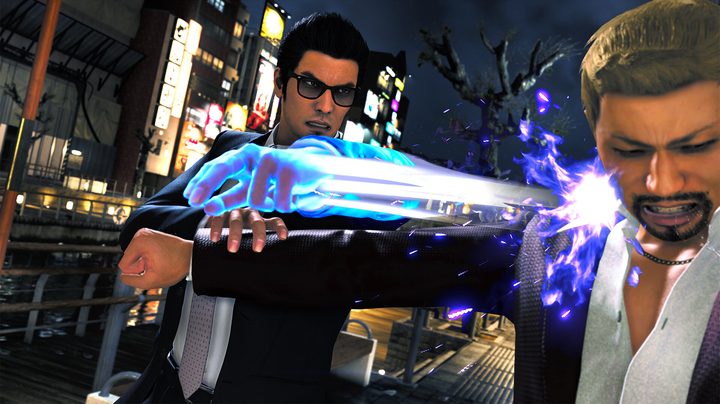 Kiryu punches an enemy in Agent Style